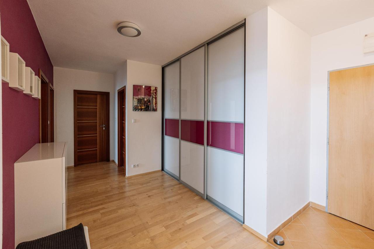 Apartment Family Bratislava Parking Slot Included! 외부 사진