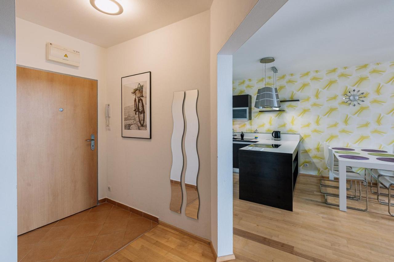 Apartment Family Bratislava Parking Slot Included! 외부 사진
