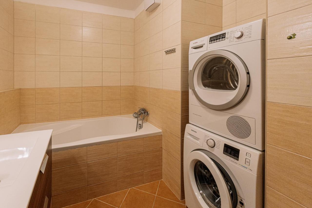 Apartment Family Bratislava Parking Slot Included! 외부 사진